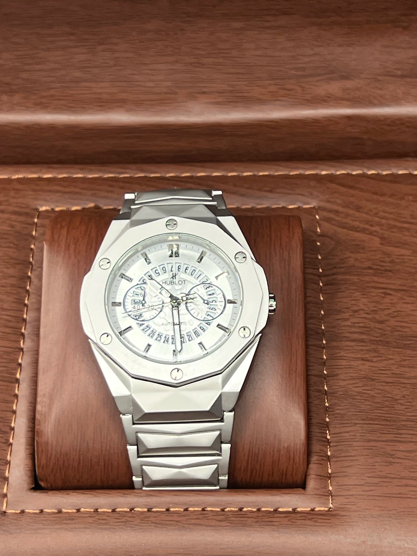 Premium Engraved Chain Wave Fusion Watch